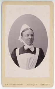 826129 Portret van zr. Paulina Lugtigheid (1863-1934), die vanaf 1884 diacones was in het Diakonessenhuis te Utrecht en ...